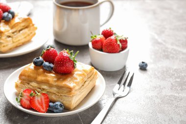 Gri mermer masada tatlı çilek ile taze lezzetli puf böreği. Metin için alan