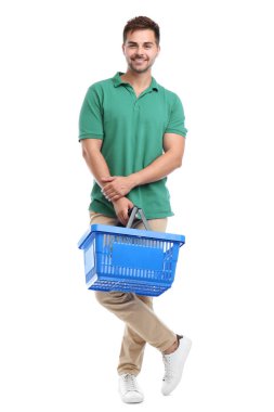 Boş alışveriş sepeti beyaz izole ile genç adam