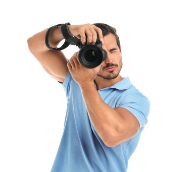 Genç profesyonel fotoğrafçı beyaz arka planda fotoğraf çekiyor