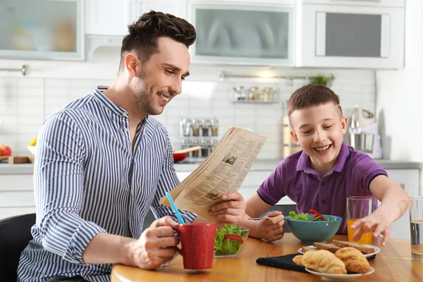 Otec a syn snídali v kuchyni — Stock fotografie