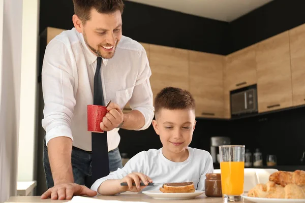 Baba ve oğul mutfakta birlikte kahvaltı yapıyor — Stok fotoğraf