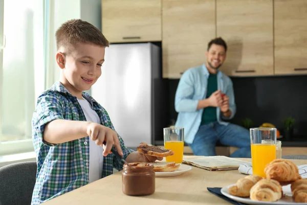 Papà e figlio fanno colazione insieme in cucina — Foto Stock