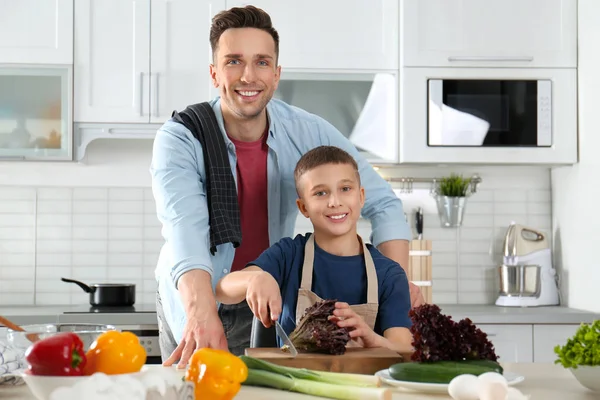 Baba ve oğlu mutfakta birlikte yemek yapıyor — Stok fotoğraf