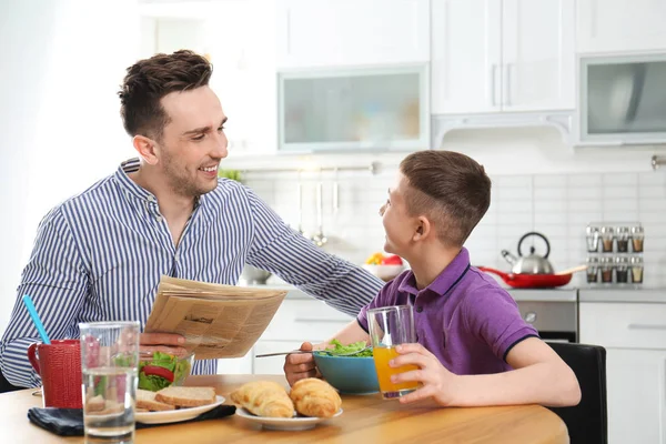 Papà e figlio fanno colazione insieme in cucina — Foto Stock