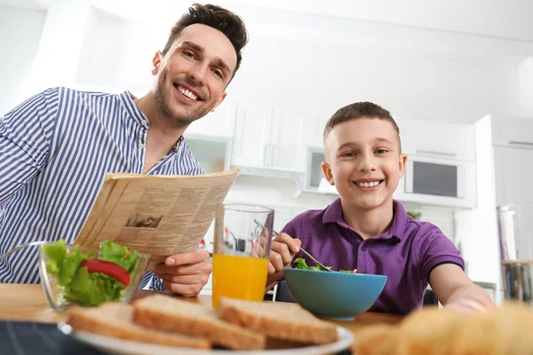 Papà e figlio fanno colazione insieme in cucina — Foto Stock