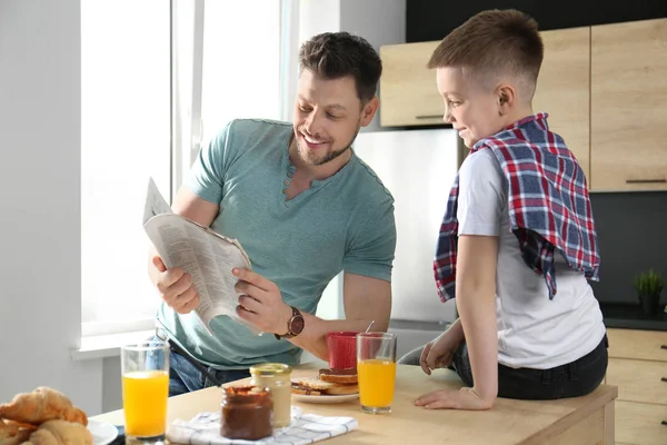 Baba ve oğul mutfakta birlikte kahvaltı yapıyor — Stok fotoğraf