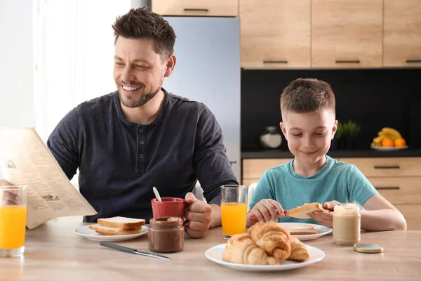Papà e figlio fanno colazione insieme in cucina — Foto Stock