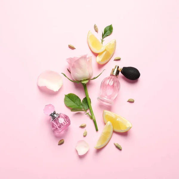 Composition plate avec des parfums élégants sur fond rose — Photo
