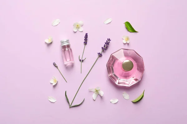 Flat lay composition with elegant perfume on lilac background — Stock Photo, Image