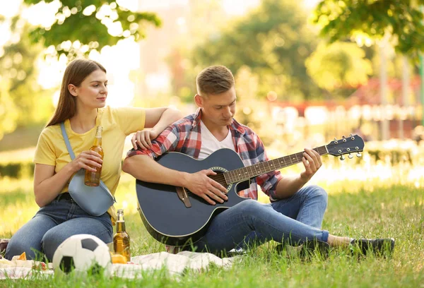 Jong stel genietend van een picknick in het Park op de zomerdag — Stockfoto