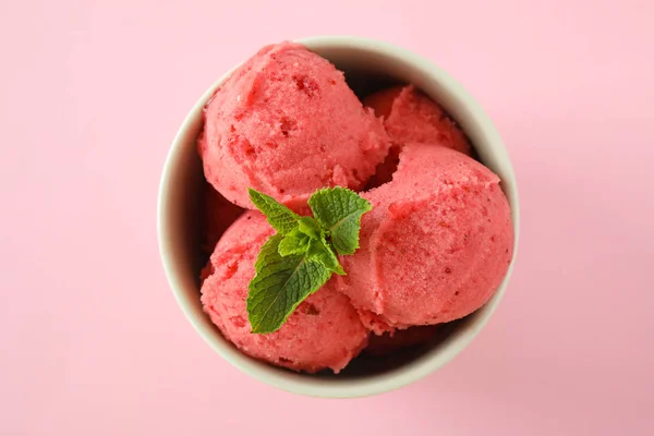 Läcker jordgubbsglass med Mint i Dessertskål på rosa bakgrund, uppifrån — Stockfoto