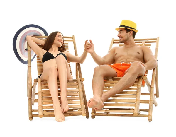 Giovane coppia su lettini su sfondo bianco. Accessori da spiaggia — Foto Stock