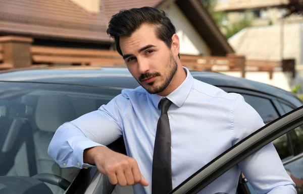 Attractive young man near luxury car outdoors — Stock Photo, Image