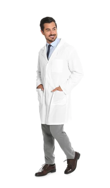 Молодий чоловік лікар ходить на білому тлі. Медична служба — стокове фото