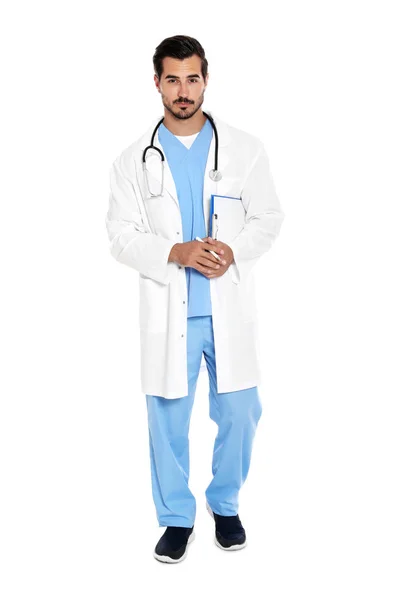 흰색 배경에 청진기와 클립 보드와 유니폼을 입은 젊은 남성 의사. 의료 서비스 — 스톡 사진