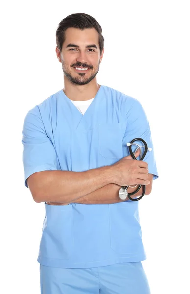 Joven doctor en uniforme con estetoscopio sobre fondo blanco. Servicio médico — Foto de Stock
