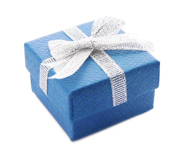 Hermosa caja de regalo con lazo sobre fondo blanco — Foto de Stock