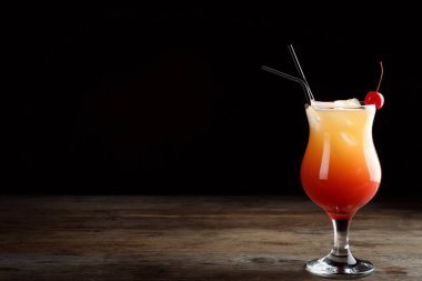 Sadece iştah açıcı kokteyl Sex on the Beach, siyah arka plan yaptı. Metin için alan