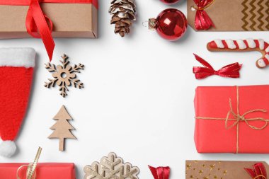 Çerçeve beyaz arka plan, üst görünümü üzerinde Noel dekor ile yapılan. Metin için alan