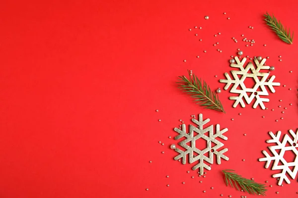 Flache Liegekomposition mit Weihnachtsdekor auf rotem Hintergrund. Raum für Text — Stockfoto