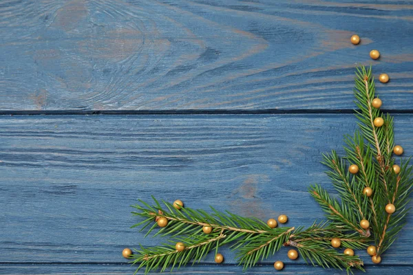 Décor de Noël sur fond de bois bleu, vue de dessus. Espace pour le texte — Photo