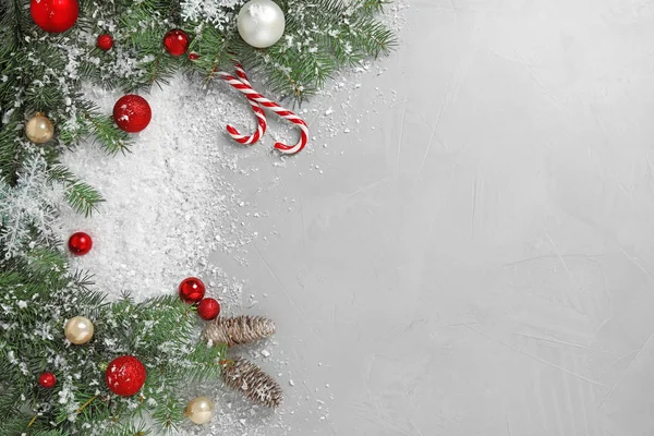 Decoração de Natal com neve branca sobre fundo de pedra cinza claro, flat lay. Espaço para texto — Fotografia de Stock