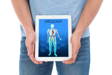 Beyaz arka plan aleyhine ekranda kelime Üroloji siyolojisi olan tablet tutan adam, yakın çekim