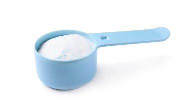 Beyaz üzerine izole çamaşır tozu ile ölçüm kaşığı