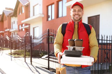 Güneşli bir gün şehirde gıda teslim erkek kurye