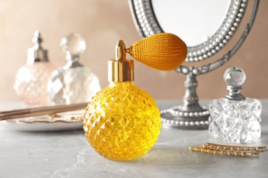 Soyunma masasında farklı zarif parfüm şişeleri