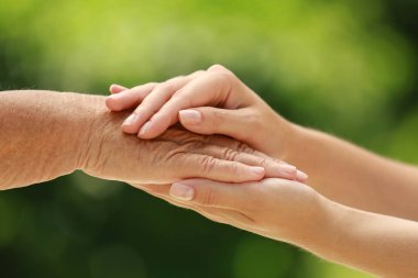 İnsanlar, bakım ve destek. Yardım eli konseptini vermek
