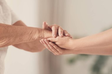İnsanlar, bakım ve destek. Yardım eli konseptini vermek