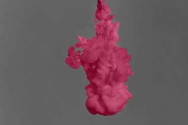 Gri arka planda pembe mürekkep sıçraması