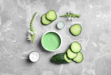 Gri mermer arka plan üzerinde vücut kremi kavanoz ile düz yatıyordu kompozisyon