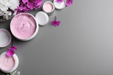 Gri arka plan üzerinde vücut kremi kavanoz ile Düz yatıyordu kompozisyon. Metin için alan