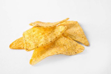 Beyaz arka planda lezzetli Meksika nachos cips