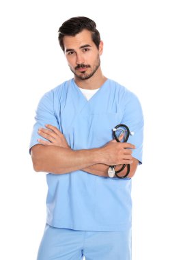 Beyaz arka planda steteskoplu üniformalı genç erkek doktor. Tıbbi hizmet