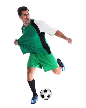 Genç adam beyaz arka planda futbol oynuyor.