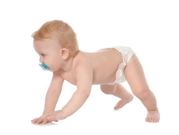 Søt liten baby kravler på hvit bakgrunn – stockfoto