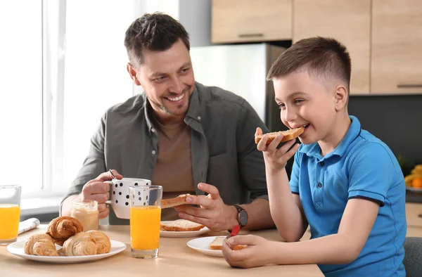 Baba ve oğul mutfakta birlikte kahvaltı yapıyor — Stok fotoğraf