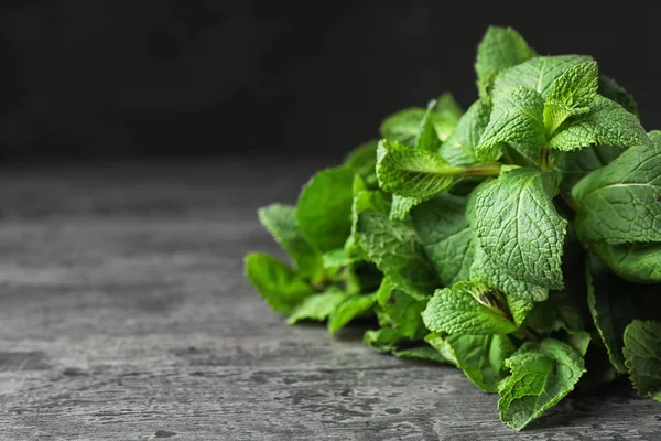 Pacchetto di menta verde fresca sul tavolo sullo sfondo scuro, spazio per il testo — Foto Stock