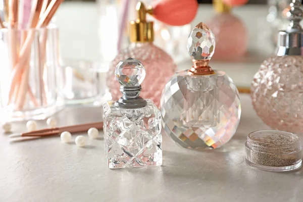 Verschiedene elegante Parfümflaschen auf dem Schminktisch — Stockfoto
