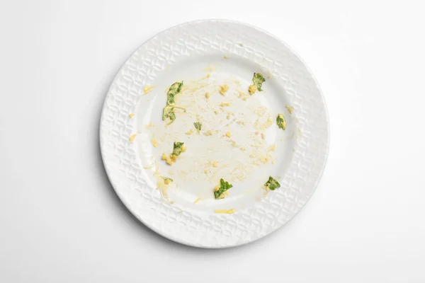 Placa sucia con sobras de comida sobre fondo blanco, vista superior — Foto de Stock