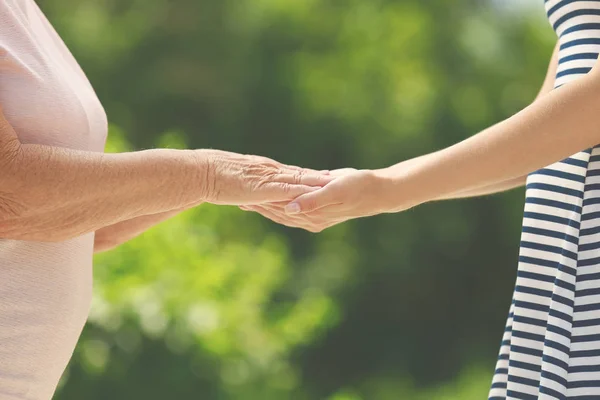 Personas, cuidado y apoyo. Dar ayuda concepto de la mano —  Fotos de Stock