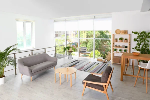 Современный интерьер гостиной с удобным диваном и деревянной мебелью — стоковое фото