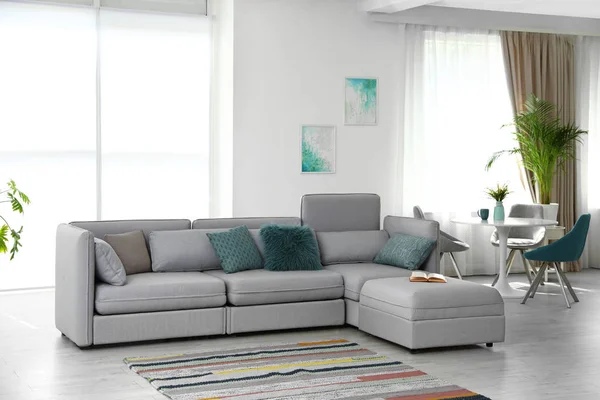 Moderno salón interior con cómodo sofá —  Fotos de Stock