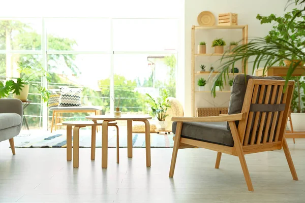 Salon intérieur moderne avec fauteuil confortable — Photo