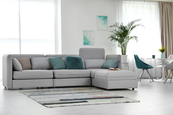 Moderno salón interior con cómodo sofá — Foto de Stock