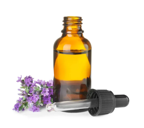 Botella de aceite esencial y flores de lavanda aisladas en blanco — Foto de Stock