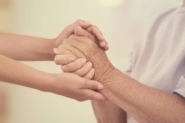 Personas, cuidado y apoyo. Dar ayuda concepto de la mano —  Fotos de Stock